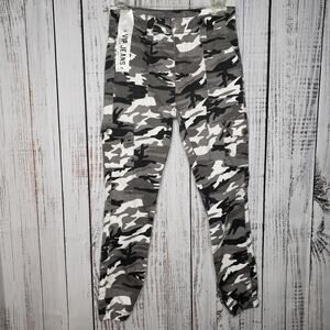 NWT! Women's V.I.P.  Jeans Jogger style Cargo pants. SZ 27 Gray Camouflage